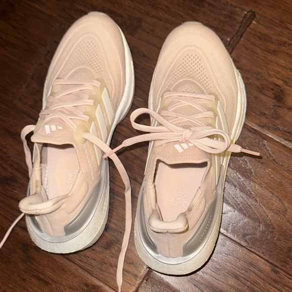 Adidas Women's light pink & white Sneakers with box excellent like new size 7.5